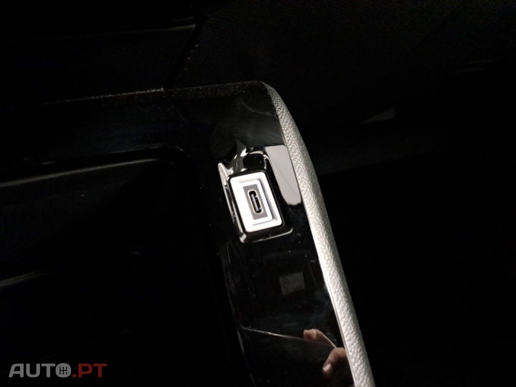 Peugeot E-2008 Active