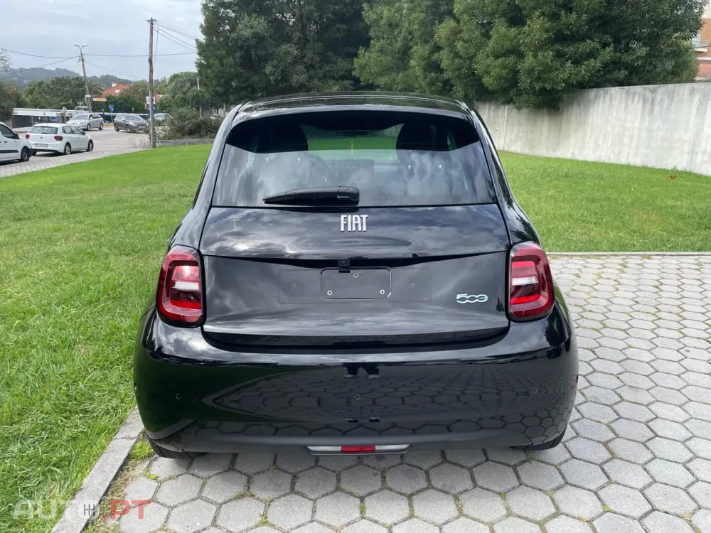 Fiat 500e Outro