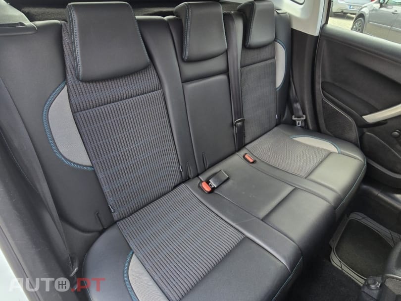 Peugeot 2008 1.2 PureTech Allure — fotografia 18