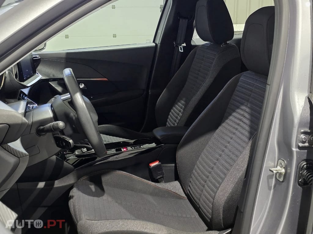 Peugeot E-2008 50 kWh Active Pack