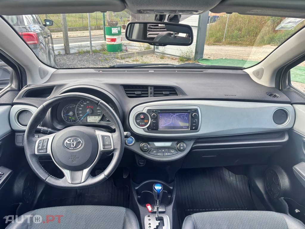 Toyota Yaris 1.5 HSD Square Collec.White