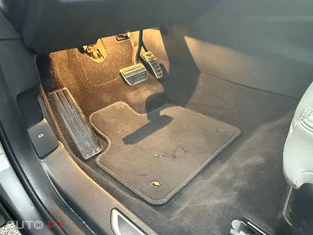 Jaguar E-Pace 1.5 P300e R-Dynamic SE AWD Aut. — fotografia 26