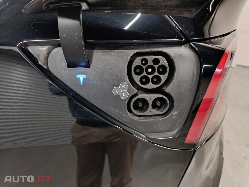 Tesla Model Y Standard RWD Plus — fotografia 22