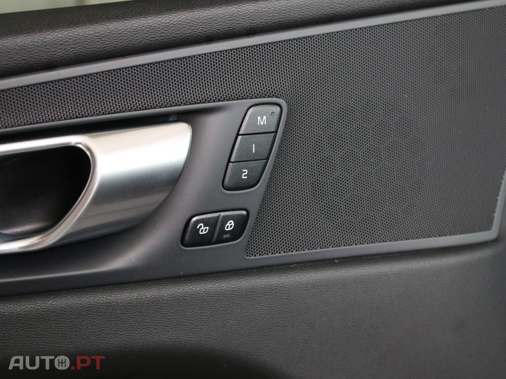 Volvo XC60 2.0 T6 PHEV Plus Dark AWD