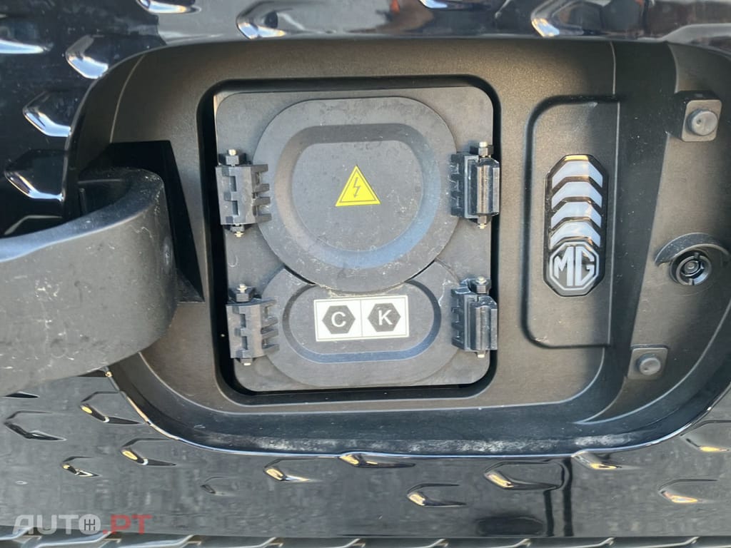 MG ZS EV 72.6 kWh Luxury OBC 11 KW
