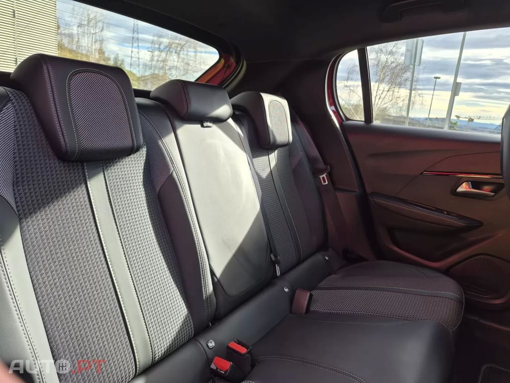 Peugeot E-208 50 kWh GT