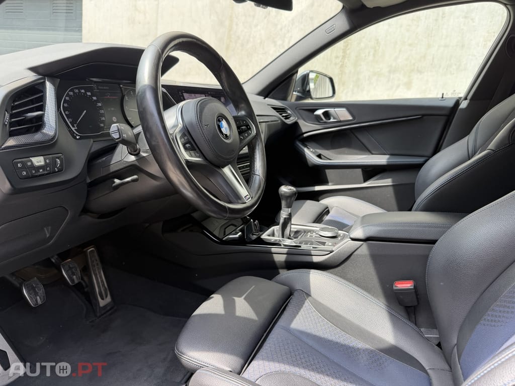 BMW 218 i Pack Desportivo M Pro