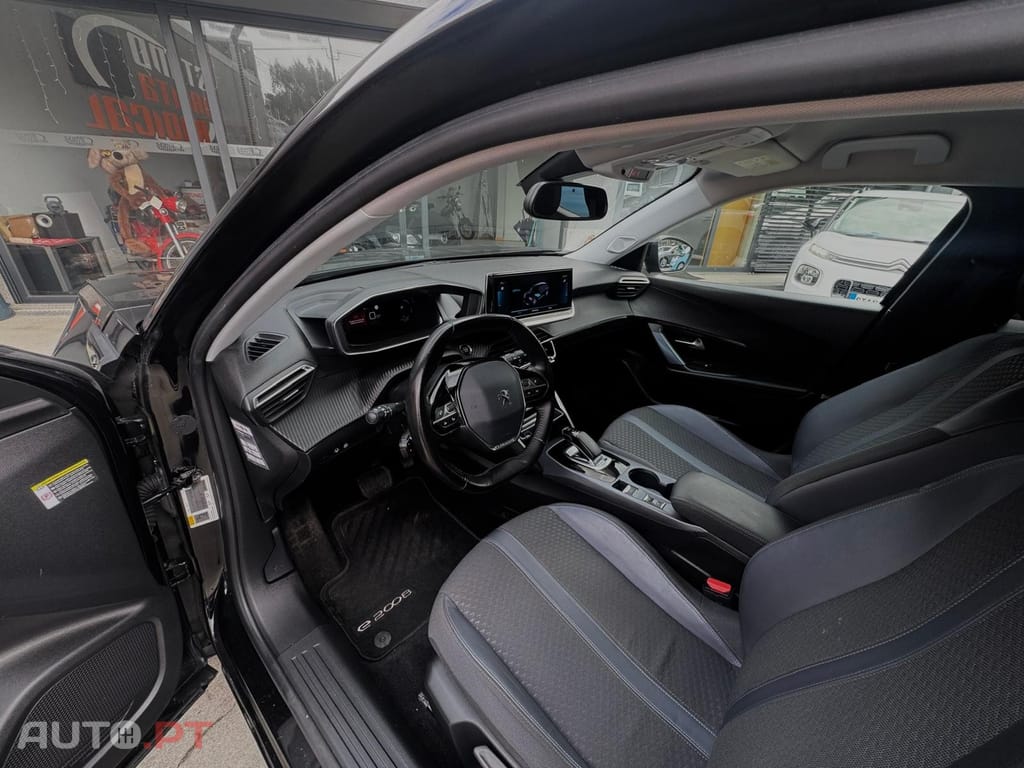 Peugeot E-2008 50 kWh Allure Pack