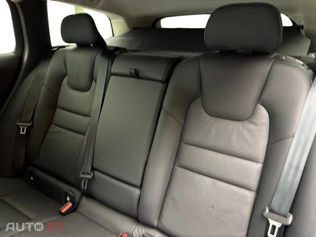 Volvo V60 2.0 B4 Plus Style Dark DCT