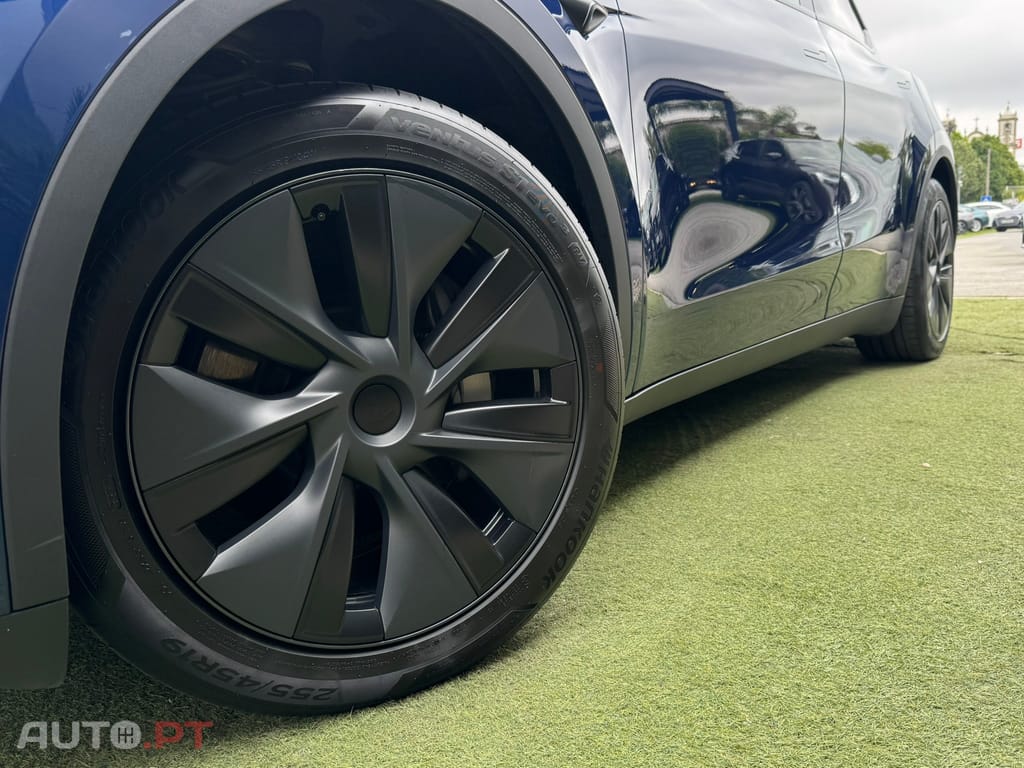 Tesla Model Y Long-Range RWD
