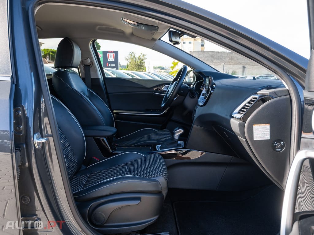 Kia XCeed 1.6 GDi PHEV Drive — fotografia 16