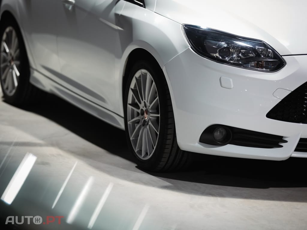 Ford Focus 2.0 EcoBoost ST c/ Pack Pele Desportiva