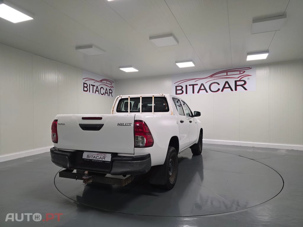 Toyota Hilux 2.4 D-4D 2WD CD Tracker