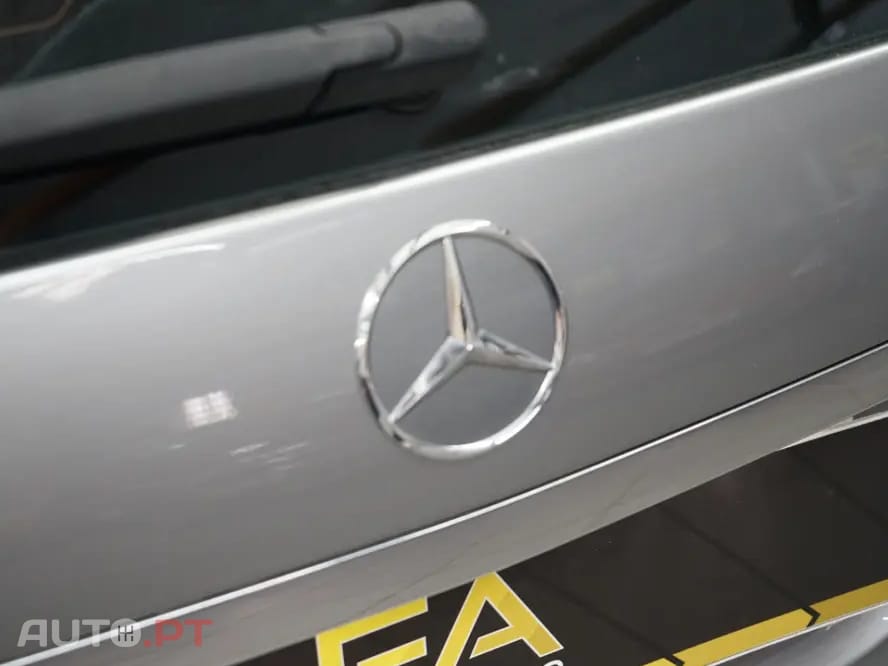 Mercedes-Benz E 220 CDi Avantgarde BlueEfficiency Auto