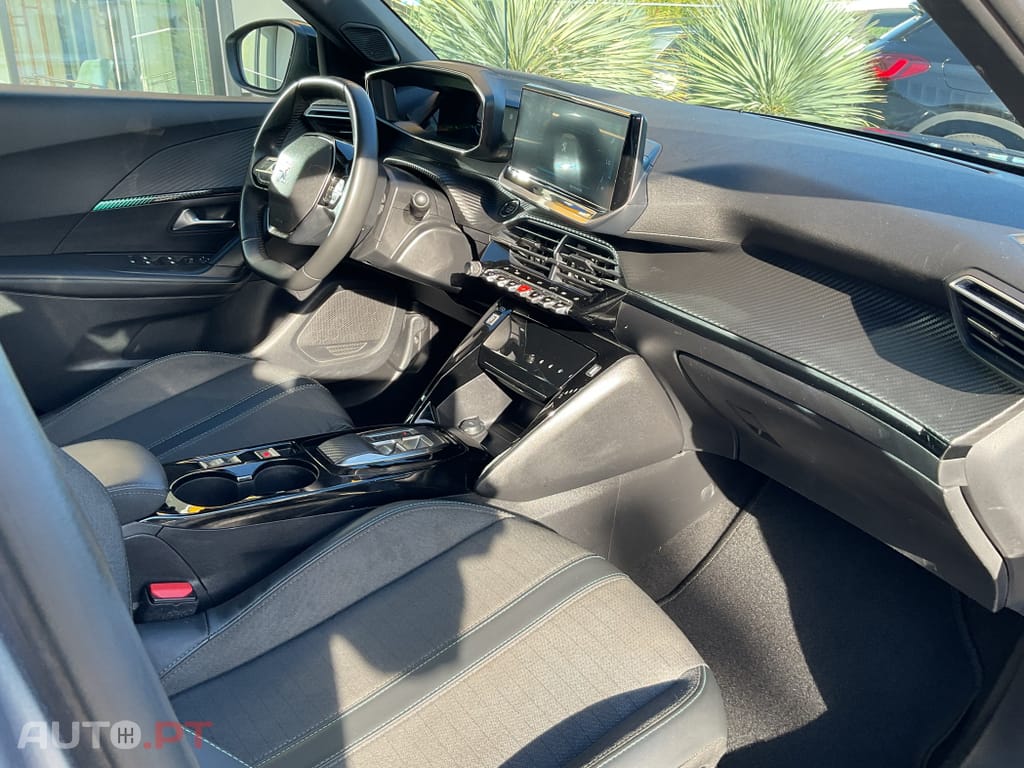 Peugeot E-2008 50 kWh Allure Pack