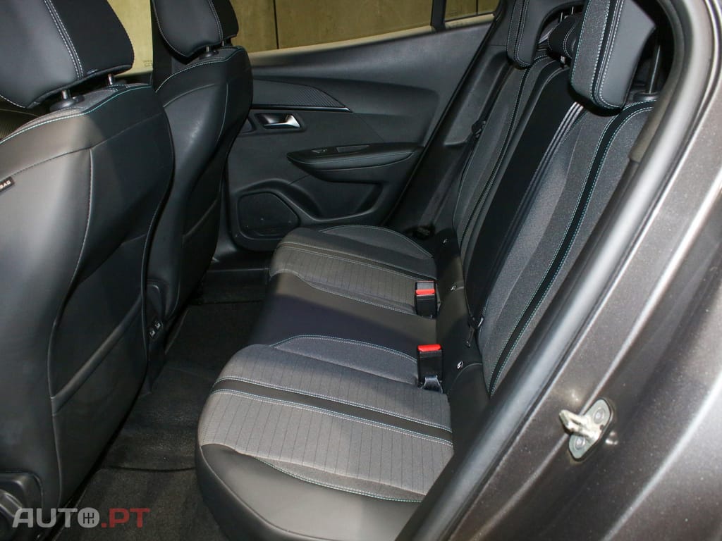 Peugeot 2008 1.2 PureTech Allure EAT8