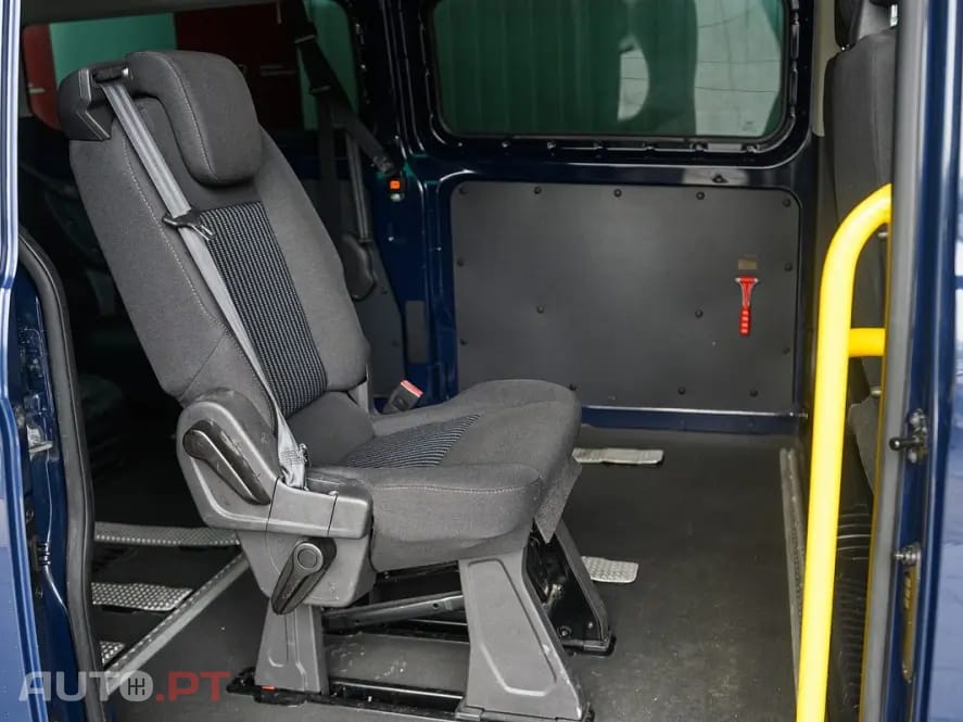 Ford Transit Custom Adaptada p/ 3 cadeiras de rodas