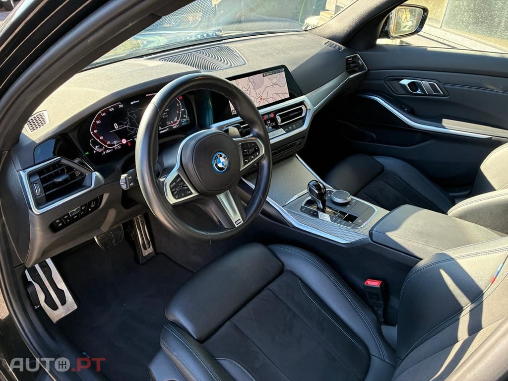BMW 330 e Touring Pack M Auto — fotografia 14
