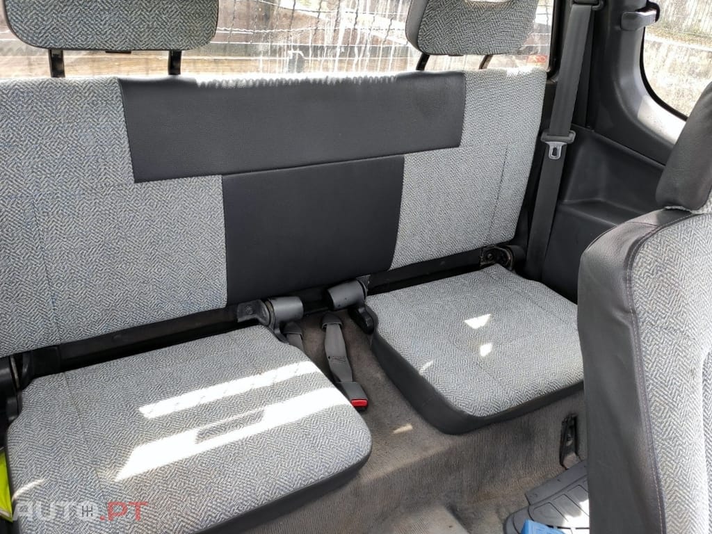 Mitsubishi L200 2.5D 4 LUGARES
