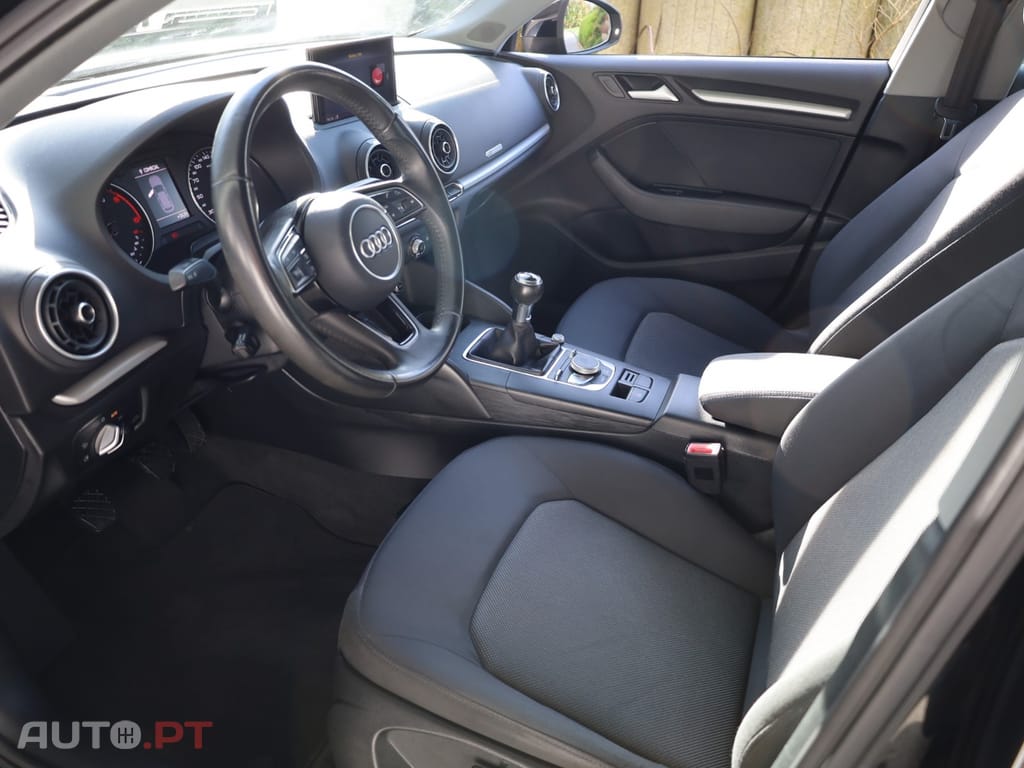 Audi A3 Sportback 1.6 TDi B. Line Attraction