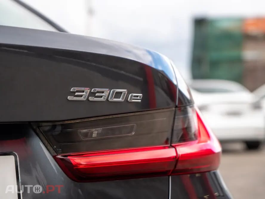 BMW 330 e Corporate Edition Auto — fotografia 8