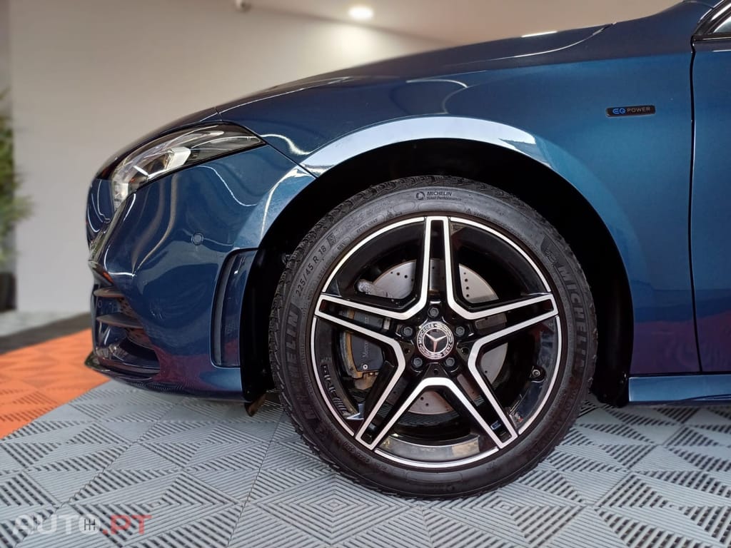 Mercedes-Benz A 250 e AMG Line