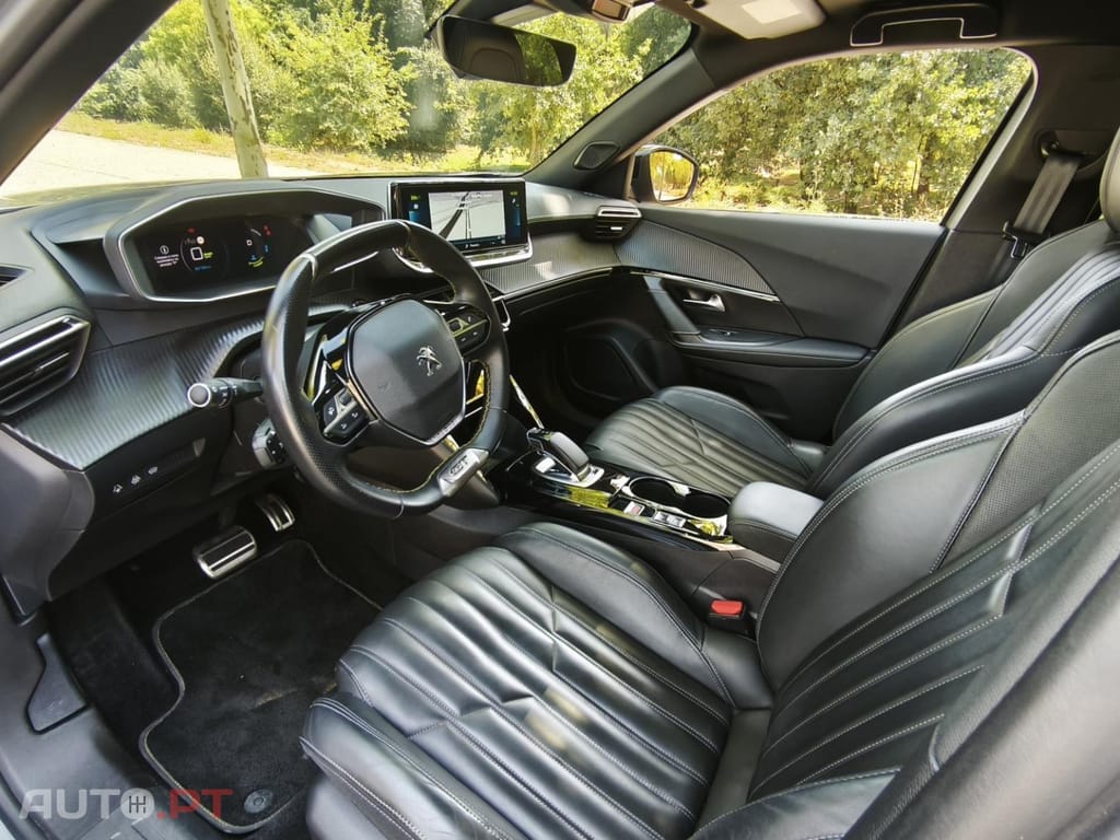 Peugeot e-2008 50 kWh GT — fotografia 13