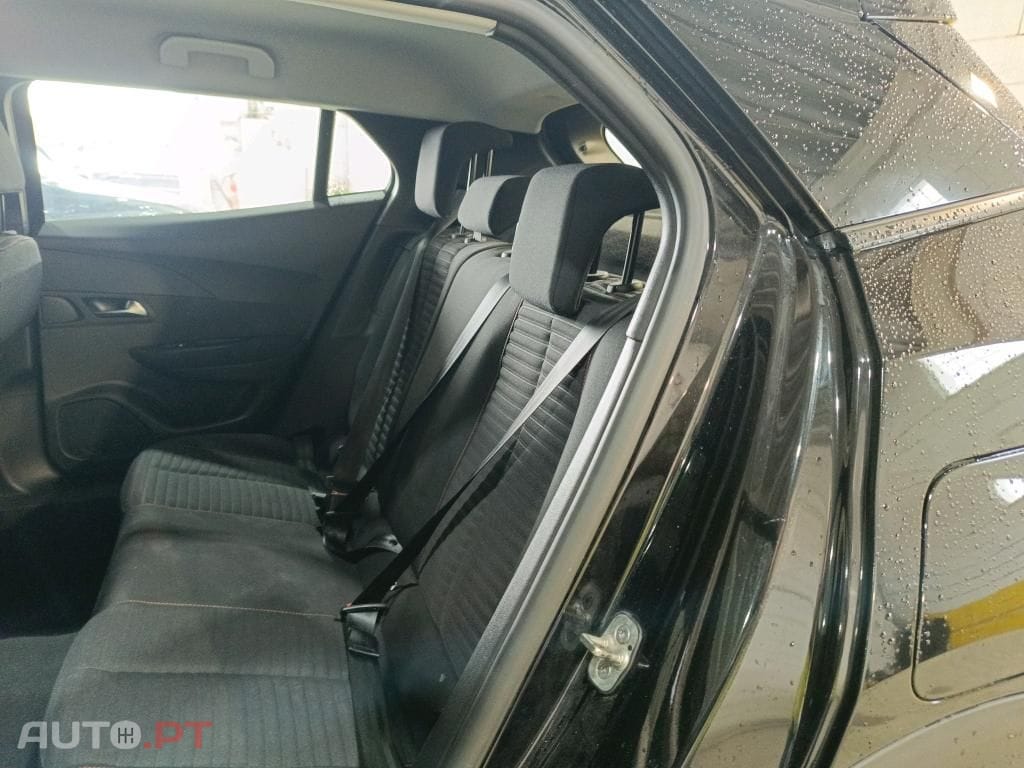 Peugeot E-2008 50 kWh Active Pack