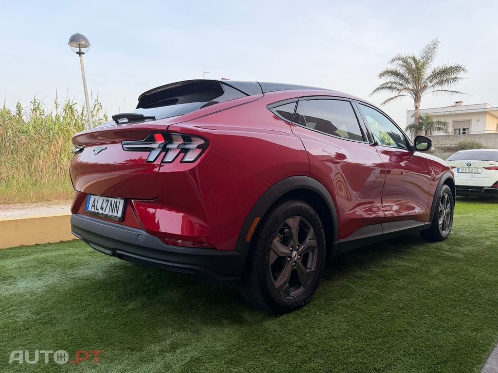 Ford Mustang Mach-E Standard • 75,7 kWh • 294 CV