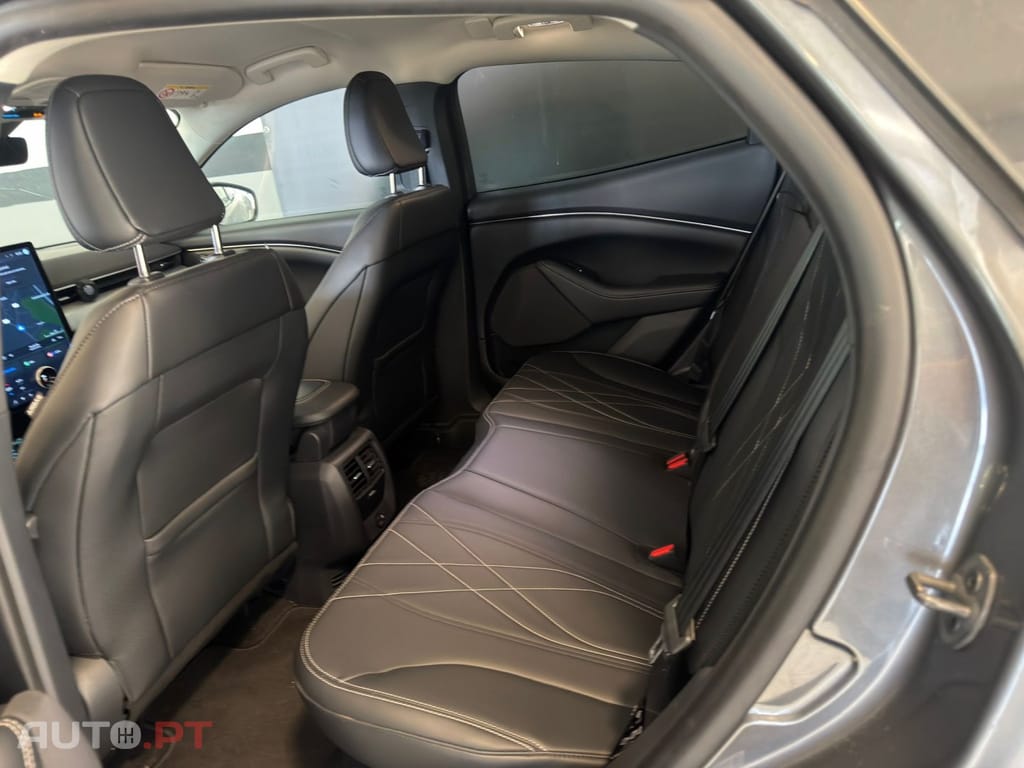 Ford Mustang Mach-E 75.7 kWh Base