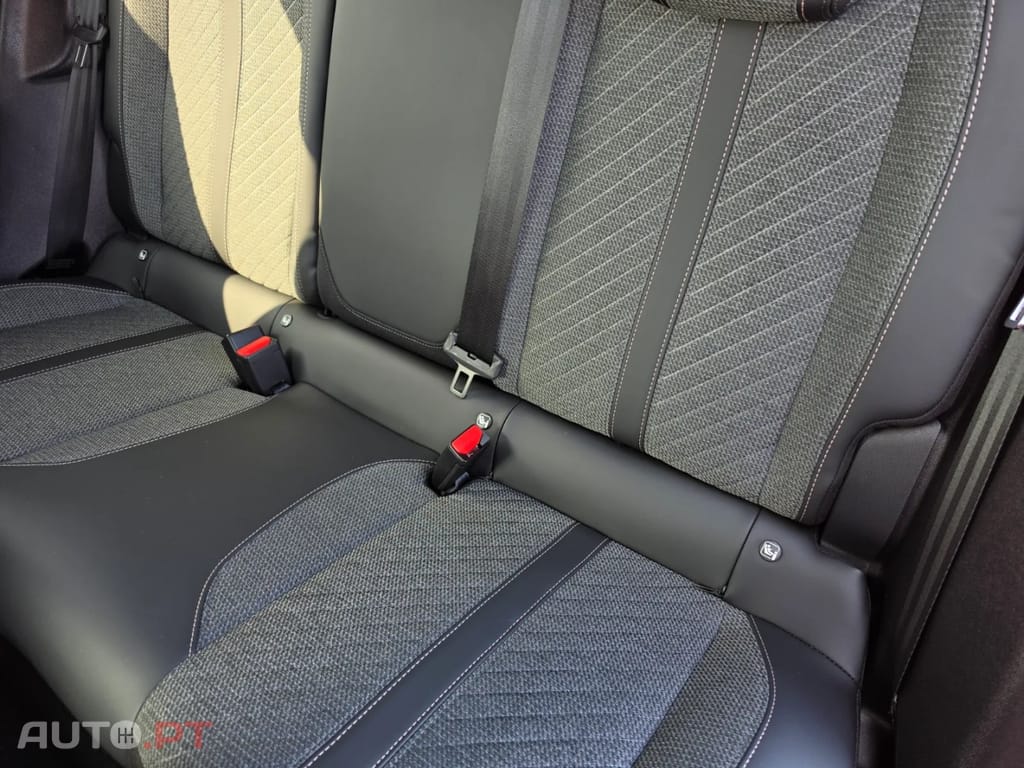 Peugeot 2008 Hybrid 136 e-DSC Allure