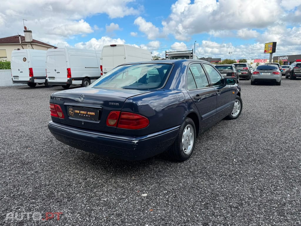 Mercedes-Benz E 220 D Classic