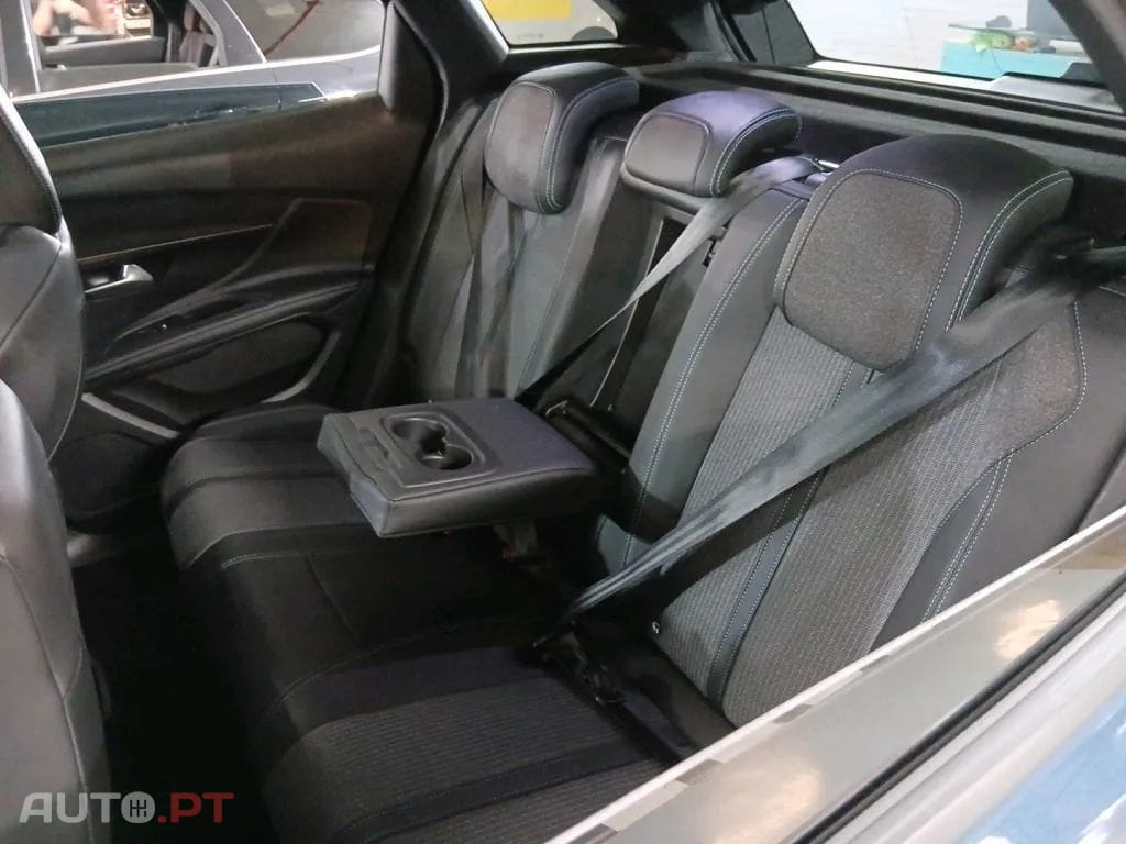 Peugeot 3008 1.6 Hybrid Allure e-EAT8