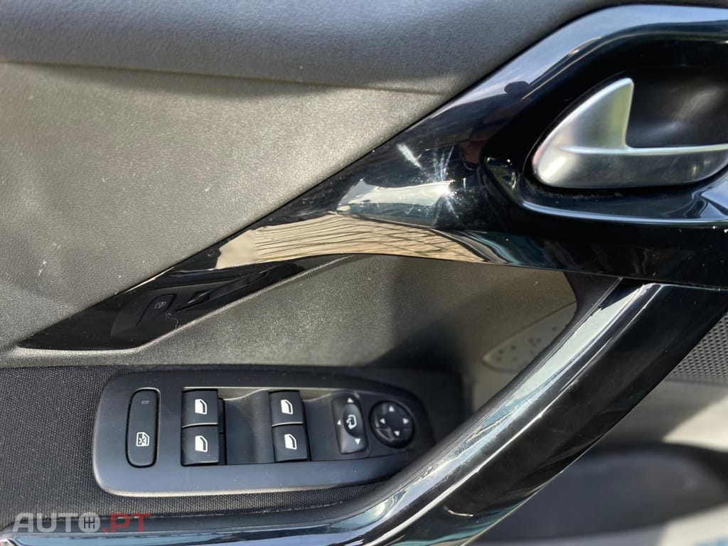 Peugeot 2008 1.2 PureTech Signature EAT6