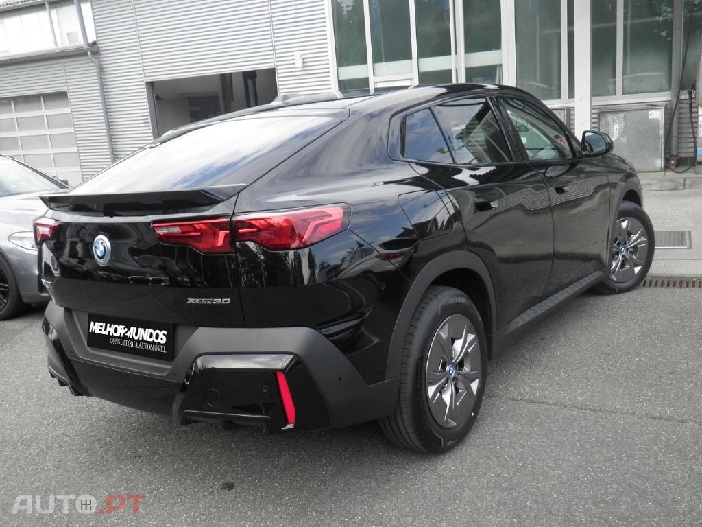 BMW iX2 xDrive30