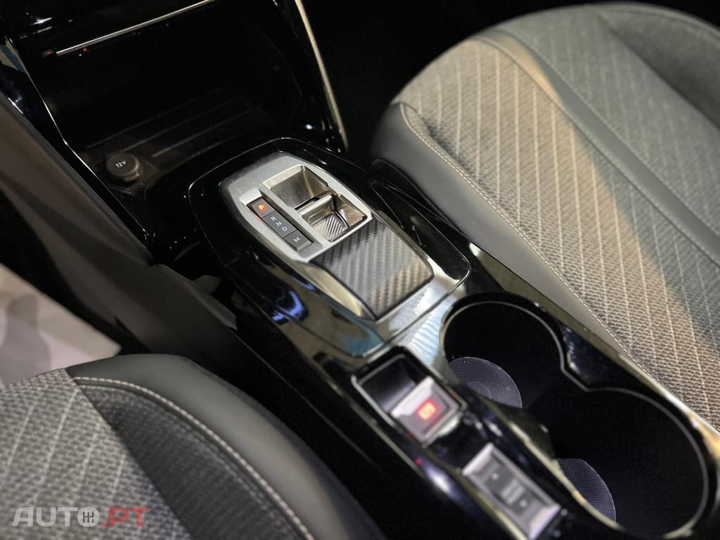 Peugeot 2008 1.2 Hybrid Allure e-DCS6