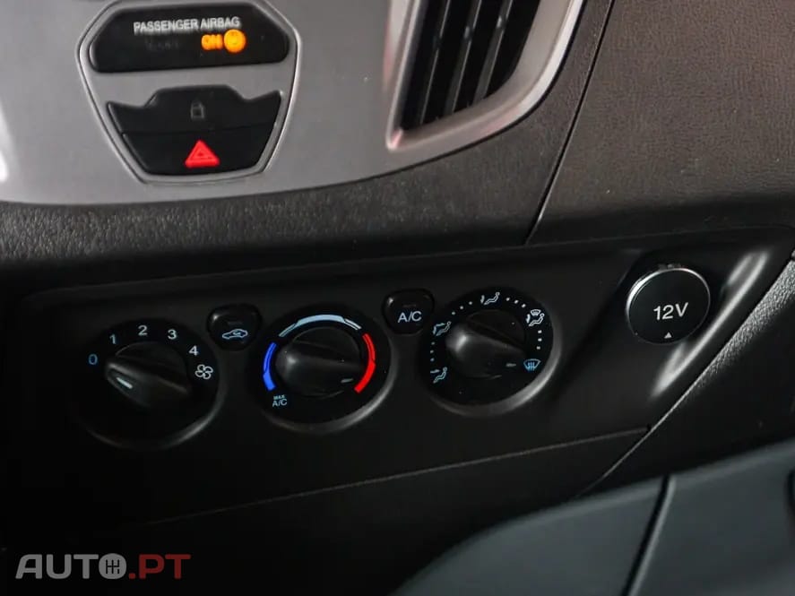Ford Transit Custom Adaptada p/ 3 cadeiras de rodas