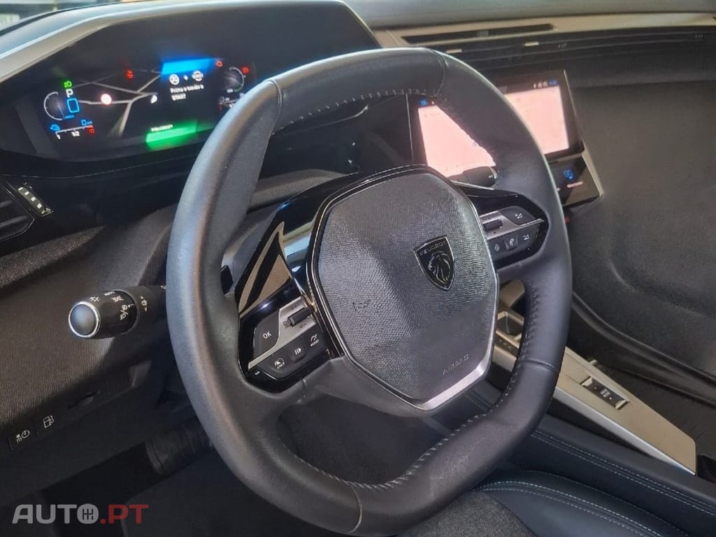 Peugeot 408 Plug-In Hybrid 180 e-EAT8 Allure