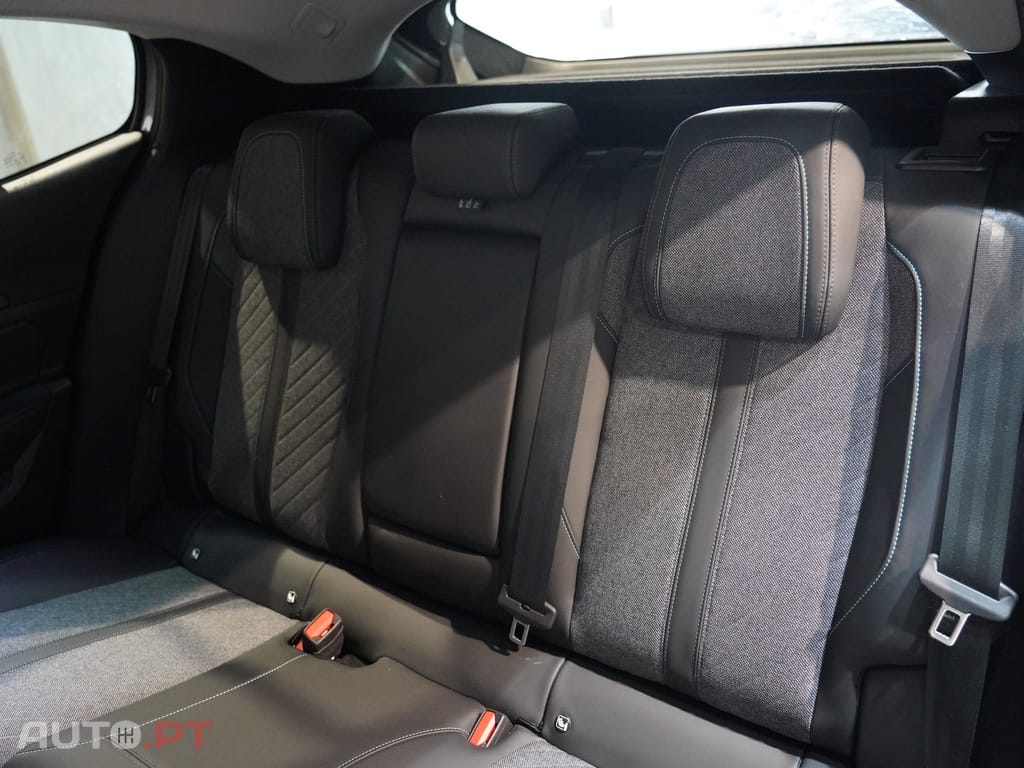 Peugeot 408 1.2 PureTech Allure EAT8