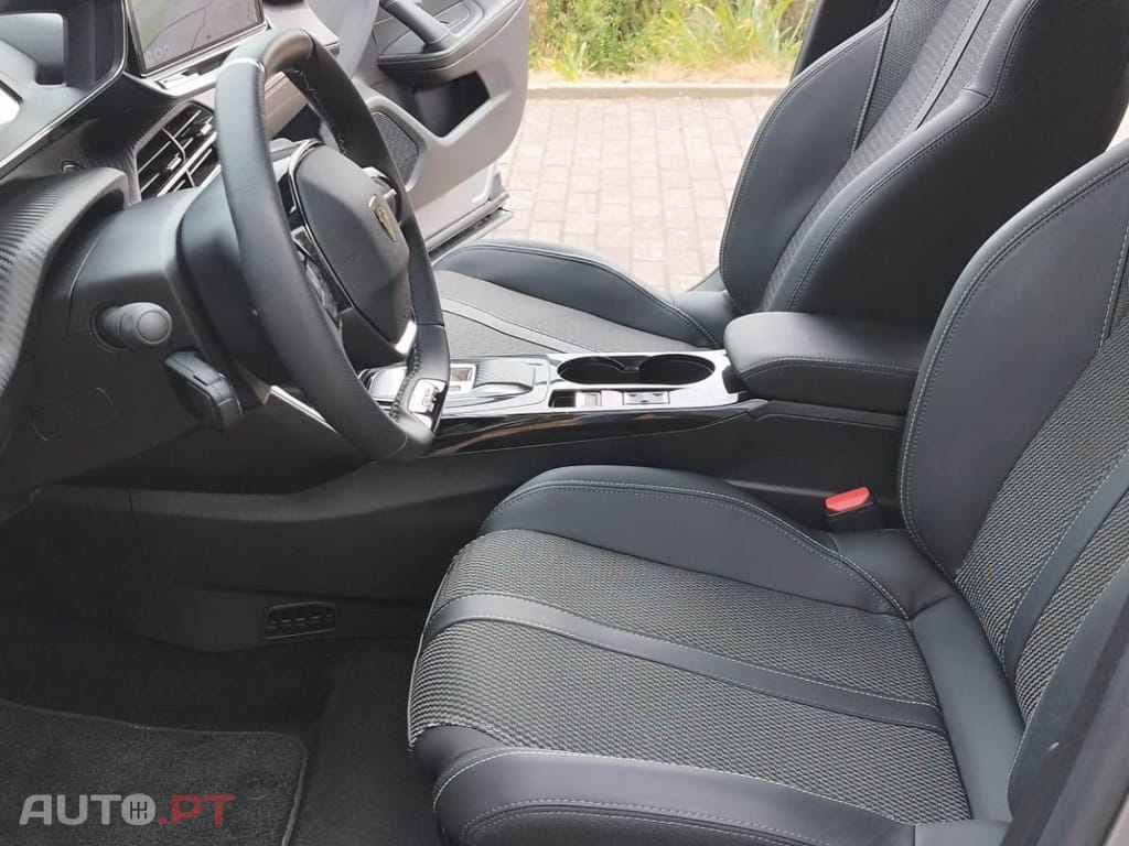 Peugeot E-2008 54 kWh GT
