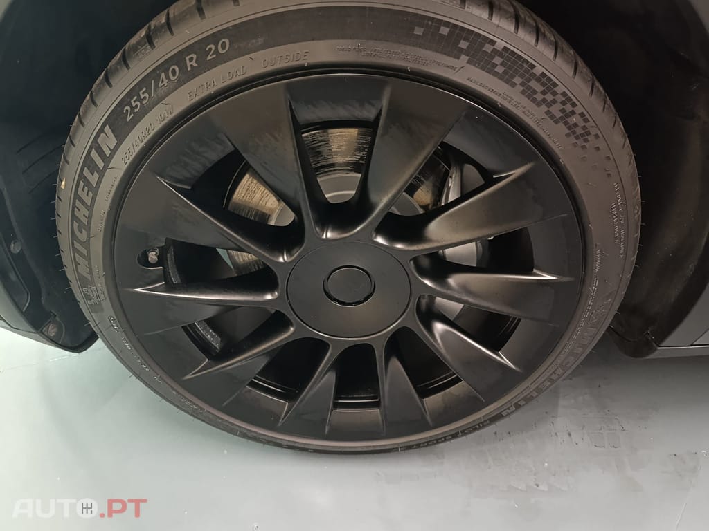 Tesla Model Y Standard RWD Plus — fotografia 19