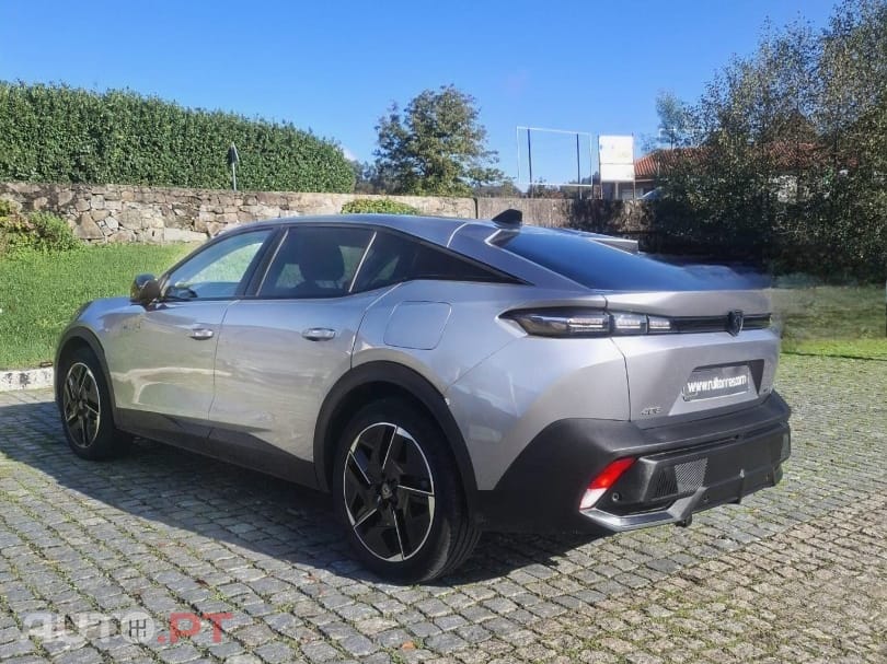 Peugeot 408 Plug-In Hybrid 180 e-EAT8 Allure