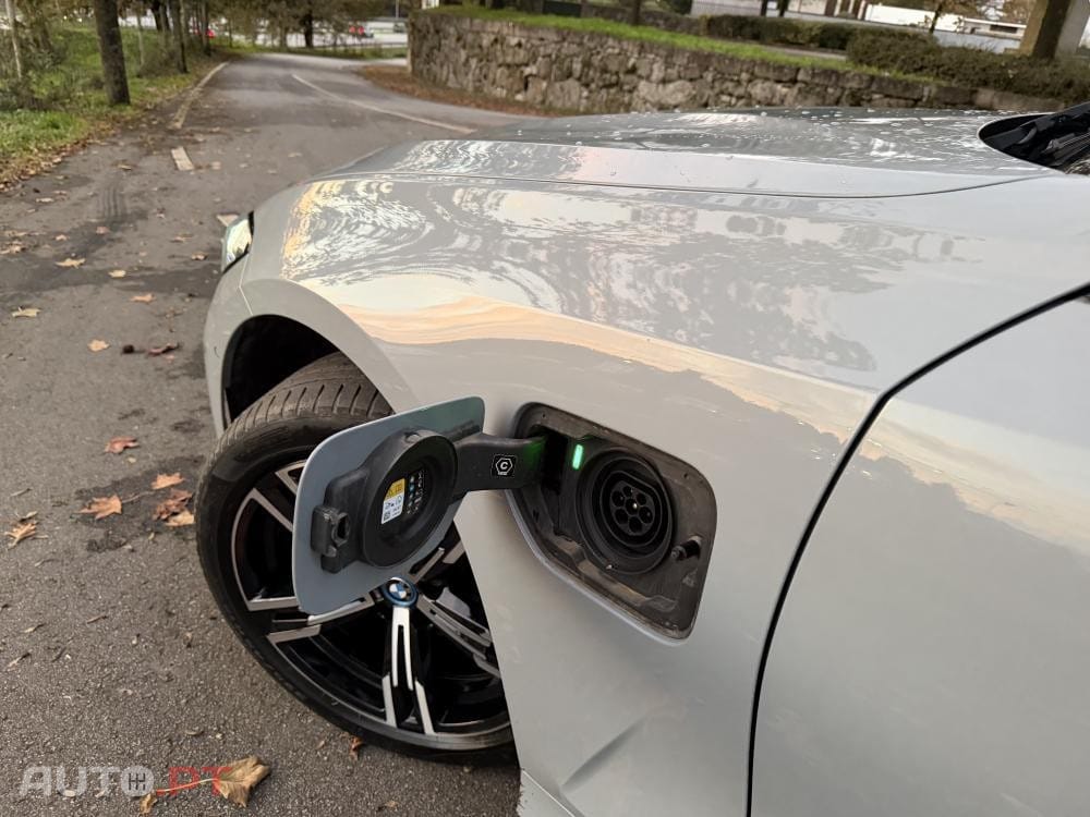 BMW 330 e Touring Pack Desportivo M Auto
