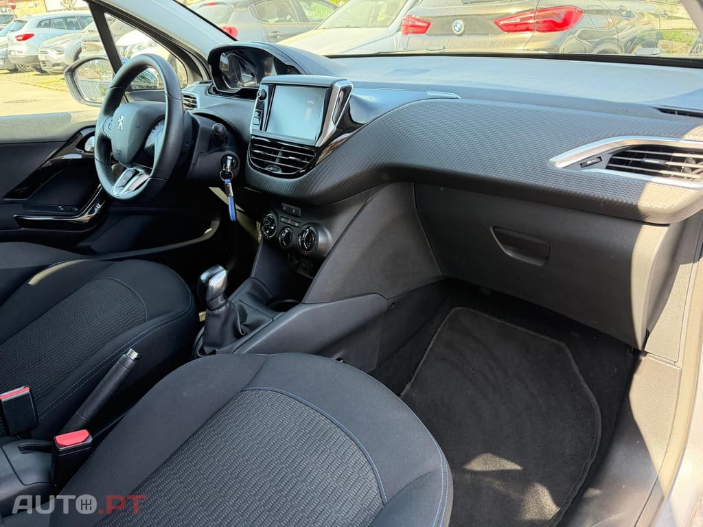 Peugeot 208 1.2 PureTech Signature