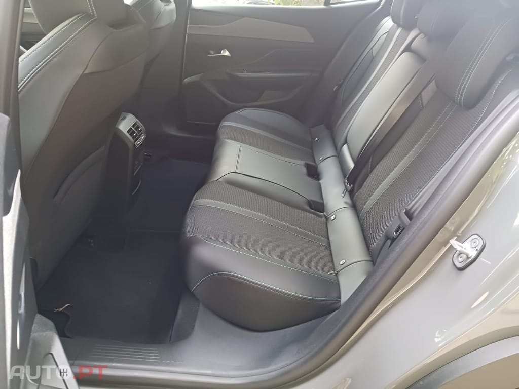 Peugeot 408 1.2 Hybrid Allure e-DCS6