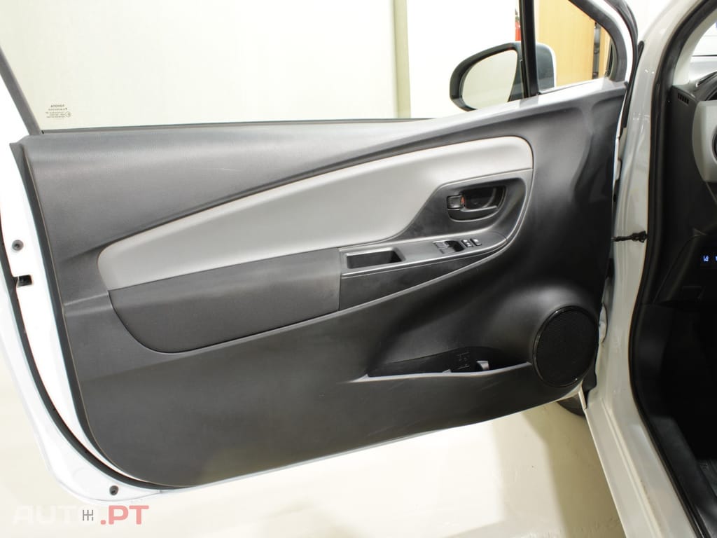 Toyota Yaris 1.4 D-4D AC IVA Dedutível
