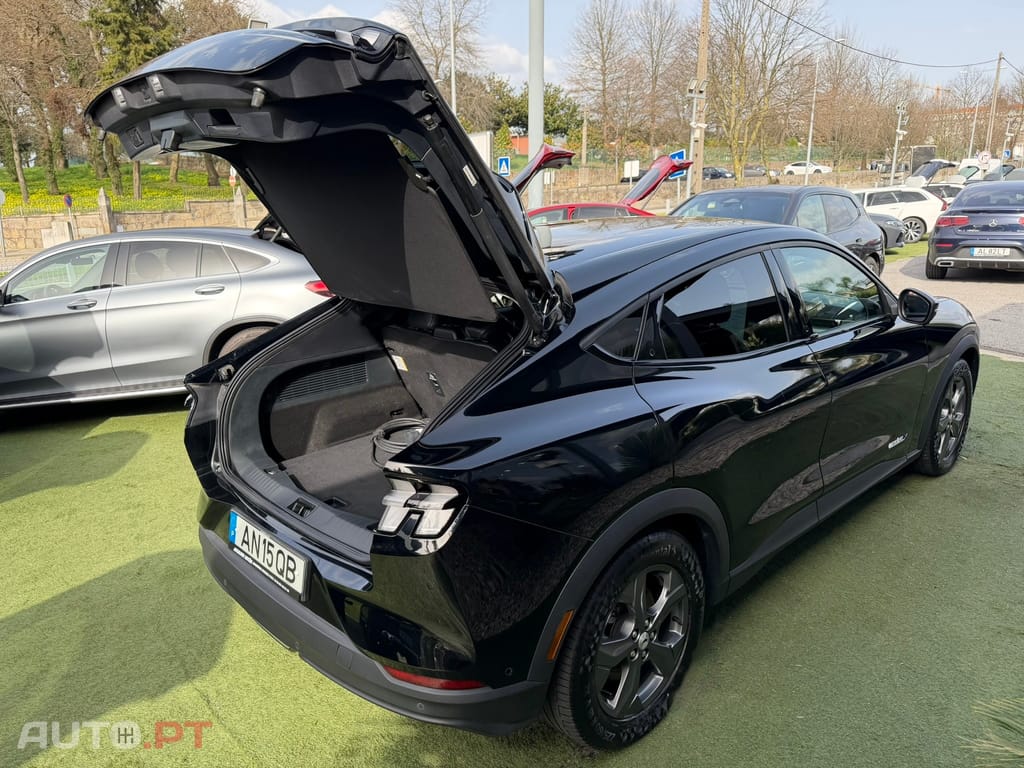 Ford Mustang Mach-E Alargada