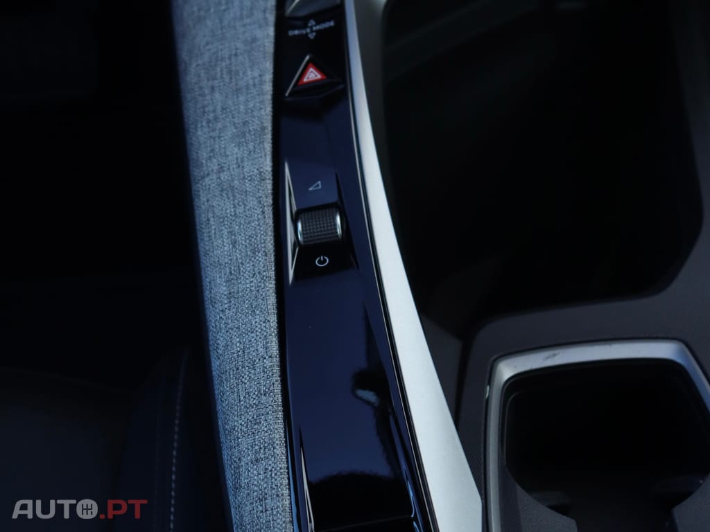 Peugeot 3008 1.2 Hybrid Allure e-DCS6