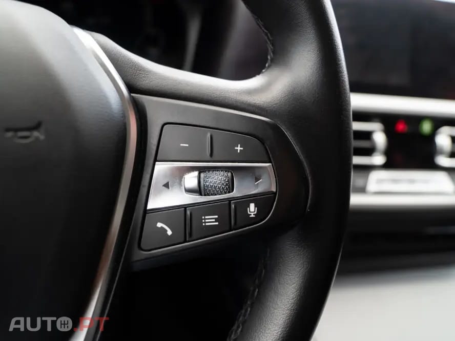 BMW 330 e Corporate Edition Auto — fotografia 16