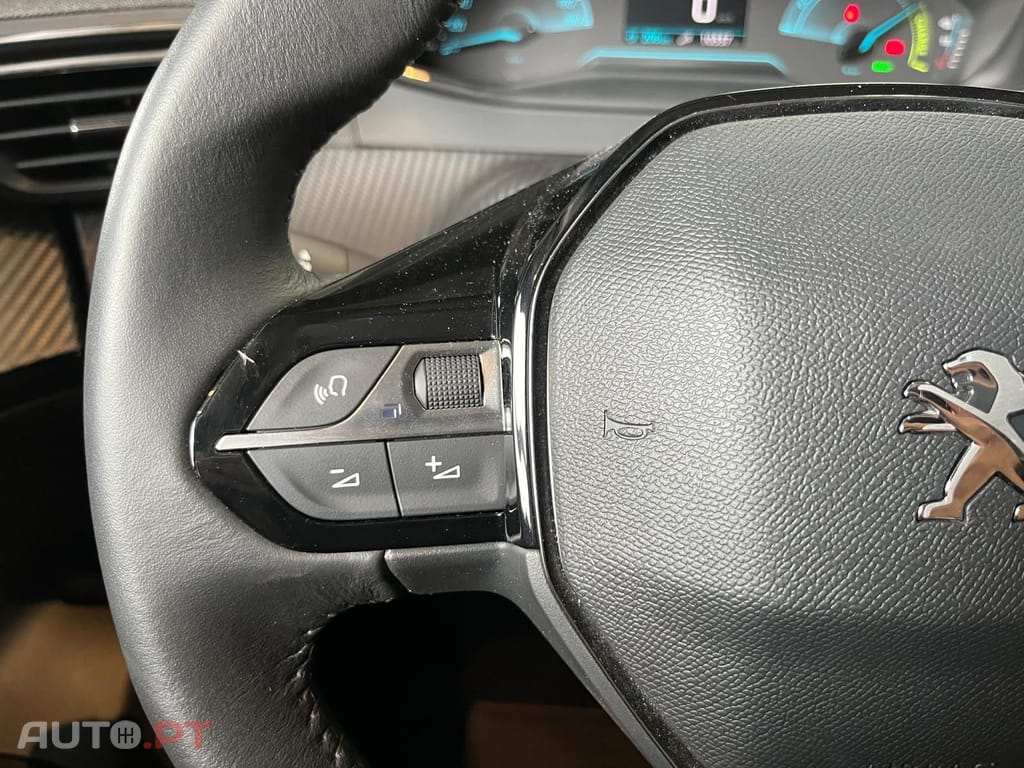 Peugeot E-2008 Active 
